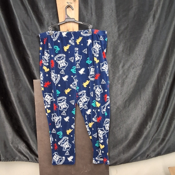 Cozy Harry Potter sleepwear. Features a magical design. Perfect for fans. - Picture 5 of 7